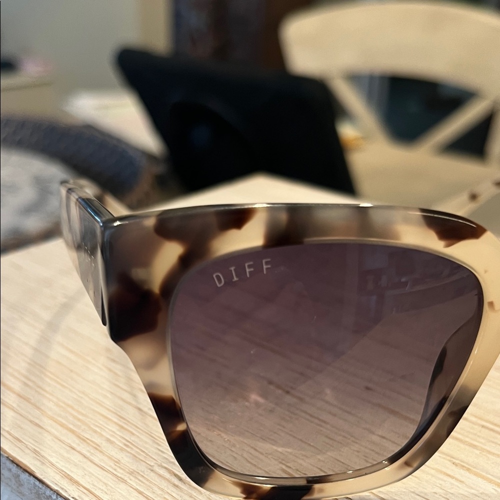 Diff Eyewear Beige Tortoise Square Sunglasses - image 4